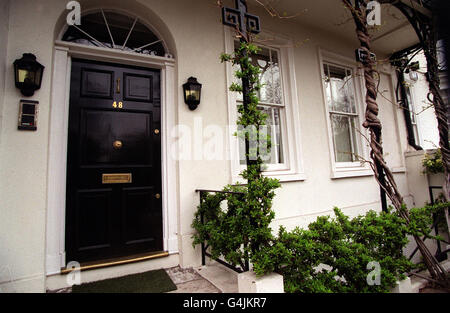 Nummer 48 des Cheyne Walk im Londoner Chelsea. Dieses Haus gehörte Mick Jagger von der Band The Rolling Stones in den späten 1960er Jahren, er wurde im Mai 1969 wegen des Besitzes von Cannabis in dem Haus verhaftet. Sein Kollege Keith Richards lebte auf Platz drei. Stockfoto