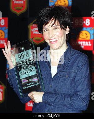 Die texanische Sängerin Sharleen Spiteri erhielt den Millennium Monster Award, den Texas während des Capital FM 1999 London Awards Lunch 95.8 im Londoner Royal Lancaster Hotel erhielt. Stockfoto