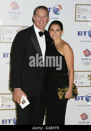 Sir Matthew Pinsent (links) und seine Frau Demetra kommen zum BT Olympic Ball in der Olympia Grand Hall im Westen Londons an. Stockfoto