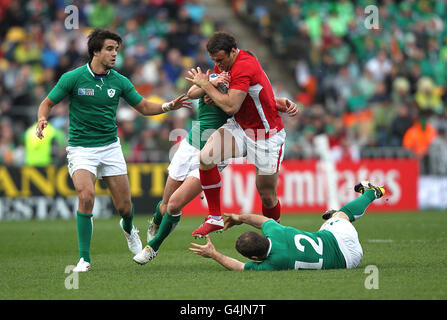 Jamie Roberts von Wales wird vom irischen Gordon D'Arcy (rechts) während des Rugby-WM-Viertelfinalspiels 2011 im Wellington Regional Stadium, Wellington, angegangen. Stockfoto