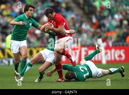 Jamie Roberts von Wales wird vom irischen Gordon D'Arcy (rechts) während des Rugby-WM-Viertelfinalspiels 2011 im Wellington Regional Stadium, Wellington, angegangen. Stockfoto