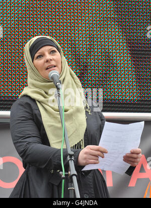Lauren Booth, die Schwägerin des ehemaligen britischen Premierministers Tony Blair, spricht auf dem Londoner Trafalgar Square zu einer Massendemonstration gegen den Krieg anlässlich des 10. Jahrestages des Afghanistan-Krieges. Stockfoto