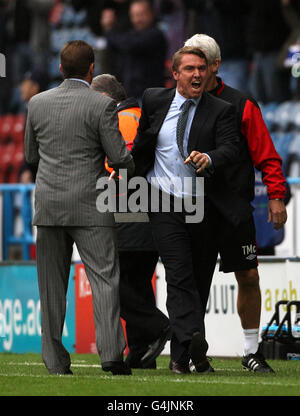 Lee Clark, Manager von Huddersfield Town, feiert den Sieg am Ende des Spiels, während er Graham Westley, dem Manager von Stevenage, die Hand schüttelt und gleichzeitig den Sieg feiert, der aufgrund eines vermeintlichen Missverstehens von Respekt zu Meinungsverschiedenheiten führt Stockfoto