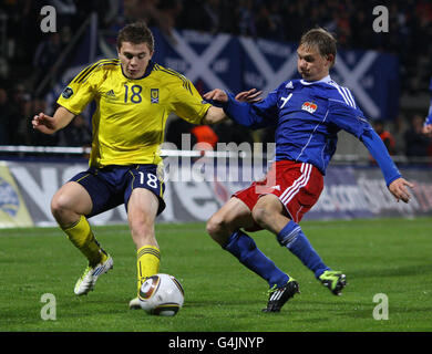 Der schottische James Forrest (links) im Einsatz mit dem Liechtensteiner Martin Rechsteiner während des UEFA Euro 2012 Qualifying-Spiels im Rheinpark Stadion, Vaduz, Liechtenstein. Stockfoto