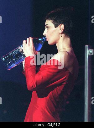 Sinead O'Connor macht eine Pause von der Aufführung eines Benefizkonzerts zur Erinnerung an Sir Paul McCartneys verstorbene Frau Linda in der Londoner Royal Albert Hall. Stockfoto