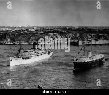 **gescannt von Kontakt low-res** der Liner Gothic, links, dampft an der Royal Yacht Britannia vorbei, als sie Valletta Harbour, Malta, am Ende ihrer Dienstzeit als königliches Tourschiff verlässt. Stockfoto