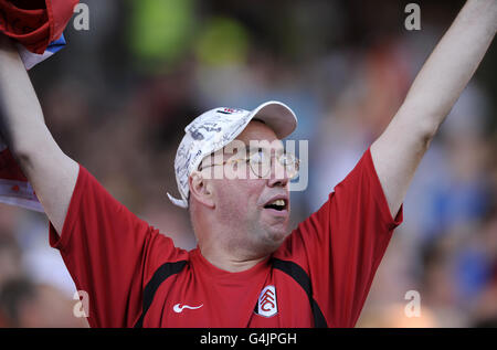 Ein Fulham-Fan zeigt Unterstützung für sein Team auf den Tribünen Stockfoto