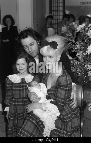 Rockstar Bob Geldof, seine Frau, TV-Moderatorin Paula Yates und ihre fünfjährige Tochter Fifi Trixie-Belle zeigen im St. Mary's Hospital in Paddington, London, den neuen Nachwuchs ihrer Familie, ein noch unbenanntes Mädchen (später Peaches genannt). Stockfoto