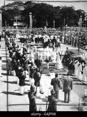 **gescannt von Kontakt low-res** die Königin Ankunft in der Freedom Hall in Colombo, um das Parlament von Sri Lanka zu öffnen. Premierminister Sir John Kotalawala beugt sich über die Hand der Königin, während er sie begrüßt. Stockfoto