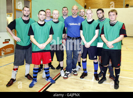 Everton Torwart Marcus Hahnemann posiert mit Teams während des Everton in the Community und World Health Day an der Greenbank Sports Academy, Liverpool Stockfoto
