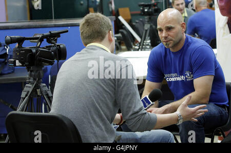 Everton Torwart Marcus Hahnemann hält eine Fragen und Antworten Session während des Everton in the Community und World Health Day an der Greenbank Sports Academy, Liverpool Stockfoto