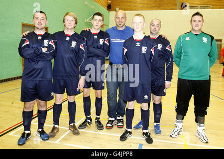 Everton Torwart Marcus Hahnemann posiert mit Teams während des Everton in the Community und World Health Day an der Greenbank Sports Academy, Liverpool Stockfoto