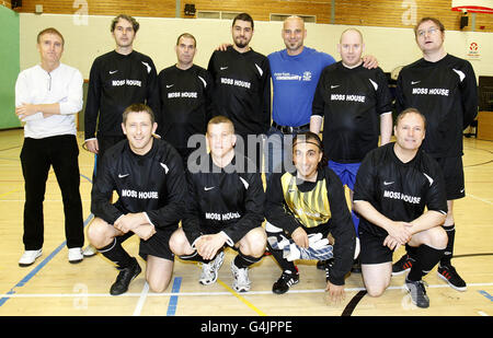 Everton Torwart Marcus Hahnemann posiert mit Teams während des Everton in the Community und World Health Day an der Greenbank Sports Academy, Liverpool Stockfoto