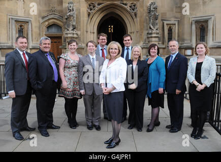 Die Schatten-Staatssekretärin für Schottland, Margaret Curran (Mitte), mit ihrem Schattenkabinett (von links nach rechts), Ian Murray (Wirtschaft, Innovation und Fähigkeiten), David Hamilton (schottischer Peitsche), Pamela Nash (PPS), Willie Bain (stellvertretende Sekretärin für Schottland), Gregg McClymont (Abteilung für Arbeit und Pensionen), Tom Greatrex (Abteilung für Energie und Klimawandel), Cathy Jamieson, (Finanzministerium), Fiona O'Donnel (Defra), Russell Brown (Verteidigung) und Gemma Doyle (Verteidigung) vor dem Londoner Unterhaus. Stockfoto