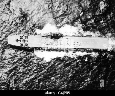 Die Besatzung von HMAS Vengeance, dem Flaggschiff der australischen Marine, bildet sich in der Royal-Cochpher. Das Bild entstand aus einem Hubschrauber, als das Schiff den Royal Tour Liner Gothic vom Hafen von Fremantle begleitete. Stockfoto