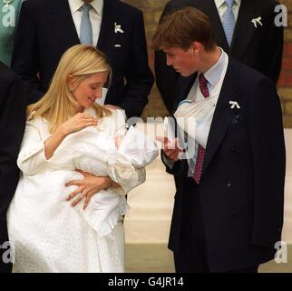 Prinz William wurde Pate des Prinzen Konstantine Alexios, sechs Monate alter Sohn der Kronprinzessin Pavlos von Griechenland (links), der in der griechischen Kathedrale St. Sophia in Zentral-London getauft wurde. Stockfoto