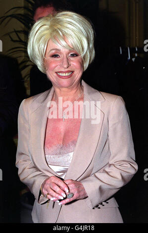 Schauspielerin Barbara Windsor, Star von Carry On Films und Eastenders, bei einem Mittagessen im Variety Club, das sie zu Ehren im Dorchester Hotel in London hielt, wo sie den Variety Club Silver Heart Award erhielt. Stockfoto