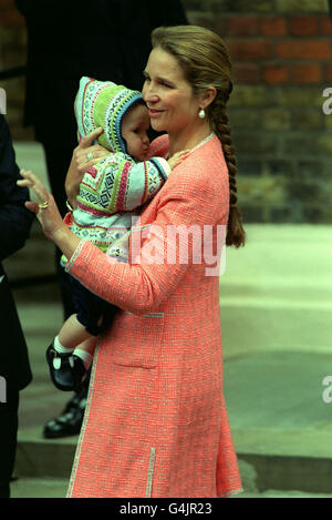 Prinzessin Elena von Spanien kommt mit ihrem Sohn Felipe Juan zur Taufe des sechs Monate alten Prinzen Konstantine Alexios, des Sohnes des Prinzen und der Prinzessin Pavlos von Griechenland, in der griechisch-orthodoxen Kathedrale St. Sophia im Londoner Bayswater an. Stockfoto