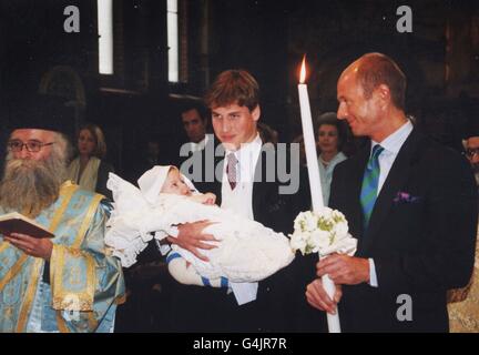 Prinz William, der ältere Sohn des britischen Prinzen von Wales, hält seinen ersten Patensohn, Prinz Konstantine Alexios, Sohn von Kronprinz und Prinzessin Pavlos, in der griechischen Kathedrale in Zentral-London, die von Prinz Dimitri von Jugoslawien beobachtet wird (rechts). * Prinz William ist einer von acht Paten, die von Freunden der Familie und der europäischen Monarchie stammen. Stockfoto