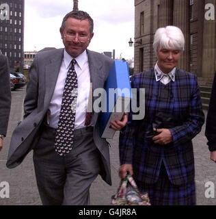 Dr. David Moor verlässt das Moot Hall Court in Newcastle mit seiner Frau Silvia am 2. Tag seiner Spur. Er wird wegen eines Mordes durch Euthanasie angeklagt. Stockfoto