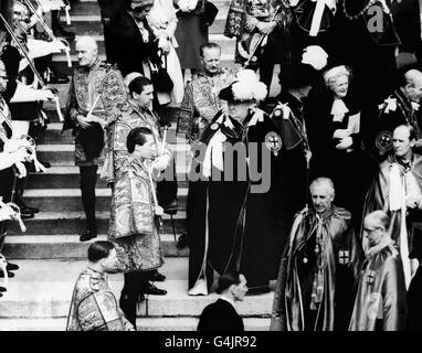 Sir Winston Churchill (Zentrum in Roben) vor der St. George's Chapel in Windsor nach seiner Installation als Ritter des Gewändes. Stockfoto
