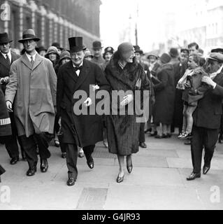 Schatzkanzler Winston Churchill und seine Frau Clementine auf dem Weg zum Unterhaus für den Haushalt. Stockfoto