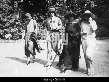 Königliche Hoheit - Griechische Königsfamilie - Paris. Prinz und Prinzessin Andreas von Griechenland und ihre beiden Töchter nehmen an einer Tennisparty in Paris Teil. Stockfoto