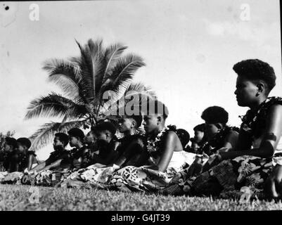 Die Fidschi-Ureinwohner bei einem Willkommenstreffen für Königin Elizabeth II. Im Albert Park, Suva, während ihres Besuches in Fidschi im Rahmen einer Commonwealth-Tour Stockfoto