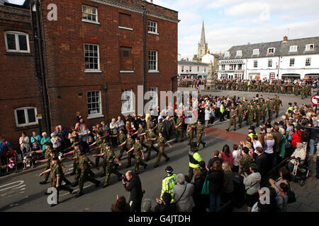 Die zurückkehrenden Truppen des 101 Engineer Regiment (EOD), denen im Rahmen einer Heimkehrparade die Freiheit von Uttlesford gewährt werden soll, marschieren durch die Straßen von Saffron Walden, Essex. Stockfoto