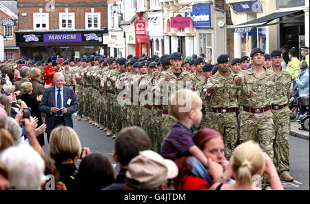 Die zurückkehrenden Truppen des 101 Engineer Regiment (EOD), denen im Rahmen einer Heimkehrparade die Freiheit von Uttlesford gewährt werden soll, marschieren durch die Straßen von Saffron Walden, Essex. Stockfoto