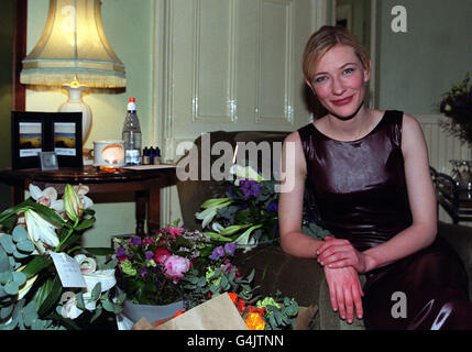 Die Oscar-nominierte Schauspielerin Cate Blanchett in ihrer Garderobe, nachdem sie ihr Debüt auf der West End-Bühne gegeben hatte. Blanchett spielt als hochaufgereiht Susan Traherne in David Hare's Plenty im Londoner Albery Theatre. Stockfoto