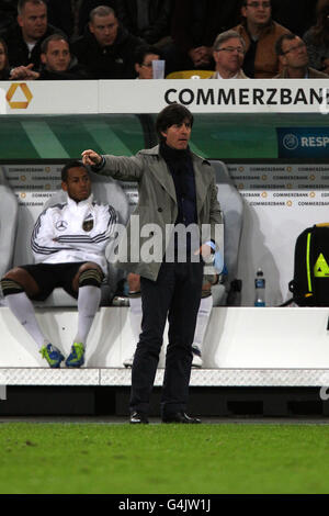 Fußball - UEFA Euro 2012 - Qualifikation - Gruppe A - Deutschland gegen Belgien - ESPRIT Arena. Deutschland-Cheftrainer Joachim Low Stockfoto