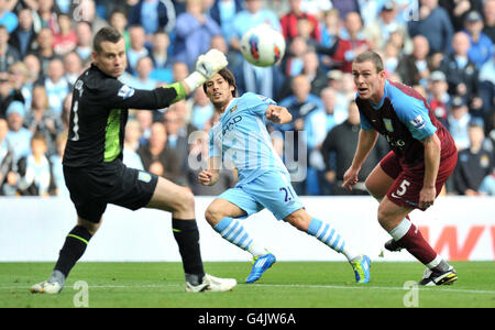 David Silva von Manchester City (Mitte) schlägt Shay Given von Aston Villa und Richard Dunne, sieht aber, dass sein Schuss während des Barclays Premier League-Spiels im Etihad Stadium in Manchester nur weit über den Posten geht. Stockfoto