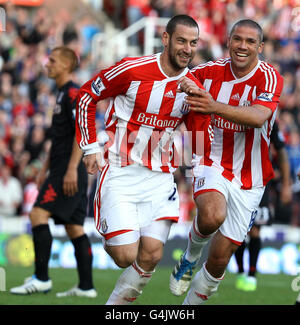 Rory Delap von Stoke City feiert das 2. Tor mit Jonathan Walters (rechts), der im Spiel der Barclays Premier League im Britannia Stadium, Stoke on Trent, den 1. Erzielte. Stockfoto