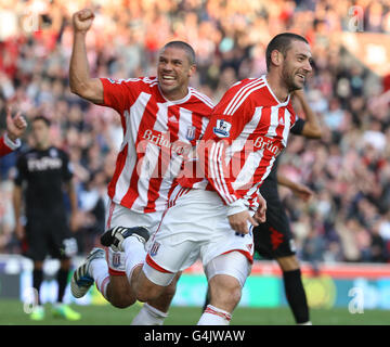 Rory Delap von Stoke City feiert das zweite Tor mit Jonathan Walters (links), der beim Barclays Premier League-Spiel im Britannia Stadium, Stoke on Trent, den ersten Treffer erzielte. Stockfoto