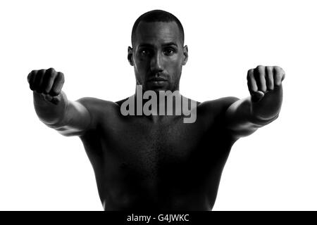 ***EDITOREN BITTE BEACHTEN BILD IN SCHWARZ-WEISS UMGEWANDELT*** Boxer James DeGale posiert für ein Foto nach dem Start des neuen Boxkanals Box Nation während einer Pressekonferenz in der O2 Arena, london. Stockfoto