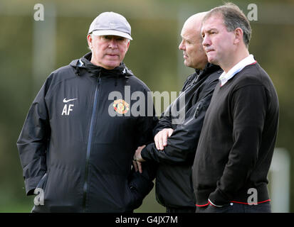 Sir Alex Ferguson (links), Manager von Manchester United, spricht mit dem stellvertretenden Manager Mike Phelan (Mitte) und dem ehemaligen Spieler Bryan Robson während einer Trainingseinheit auf dem Carrington Training Ground, Manchester. Stockfoto