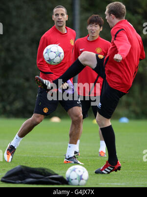 Rio Ferdinand von Manchester United (links) beobachtet, wie Darren Fletcher (rechts) den Ball während eines Trainings auf dem Carrington Training Ground in Manchester kontrolliert. Stockfoto