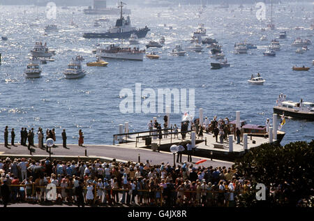 Königin Elizabeth II und der Herzog von Edinburgh landeten auf der man O'war Steps, Sydney, nachdem sie von der Royal Yacht Britannia in der Royal Barge an Land kamen. Stockfoto