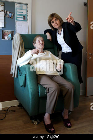 Die schottische Gesundheitsministerin Nicola Sturgeon (rechts) mit der Patientin Linda Fairgrieve bei einem Besuch im neuen Midlothian Community Hospital in Bonnyrigg, das vom MSP in Glasgow Southside offiziell eröffnet wurde. Stockfoto