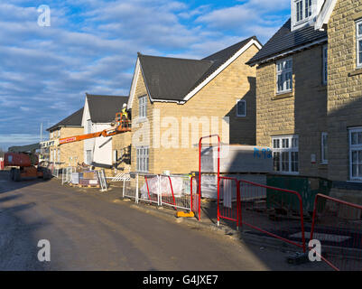 dh New Houses England REDROW HOMES UK Under Construction Website Bauarbeiter bauen Haus neue Wohnentwicklung Stockfoto