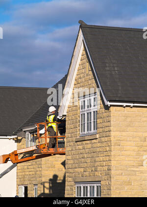 dh Neues Haus REDROW HÄUSER UK Baustelle Bauarbeiter Arbeiter arbeiten Dachrinnen gebaut werden Häuser bauen Stockfoto