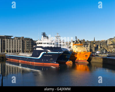 dh Support für Aberdeen Harbour Hafen ABERDEEN North Sea Oil Rig Ausschreibung Schiffe neben Kai Schottland Stockfoto