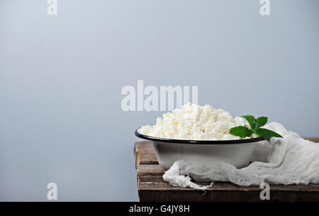 Quark in einer Schüssel auf hölzernen Hintergrund Stockfoto