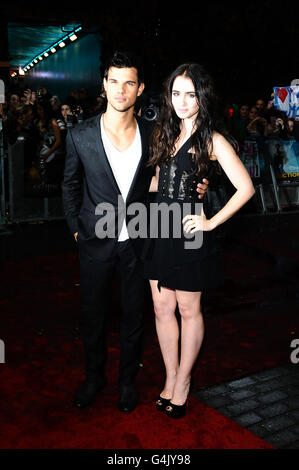 Entführung UK Premiere - London. Taylor Lautner und Lily Collins bei der Premiere des neuen Films Abduction im IMAX-Kino in London. Stockfoto