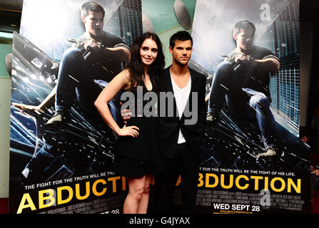 Taylor Lautner und Lily Collins bei der Premiere des neuen Films Abduction im IMAX Kino in London. Stockfoto