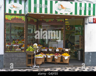 dh Ponta Delgada SAO MIGUEL INSEL AZOREN Grüne Lebensmittelgeschäft frisches Gemüse in Tür Geschäfte Stockfoto