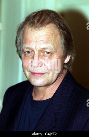 Schauspieler David Soul im Grosvenor House Hotel für die Carlton London Restaurant Awards. *20/12/2000 David Soul, der mit dem Kopf gejagt wurde, um einen Chirurgen im Krankenhausdrama Holby City zu spielen, bestätigte die BBC. Der 57-jährige amerikanische Schauspieler, der in den 70er Jahren als Undercover-Polizist Ken Hutch Hutchinson zu Ruhm gelangte, wurde von einem BBC-Casting-Direktor herausgestrichen. Stockfoto