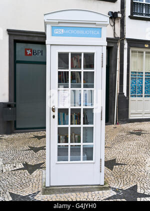 dh-Ponta Delgada SAO MIGUEL ISLAND Azoren Micro-Bibliothek verwendet alte Telefonzelle Stockfoto