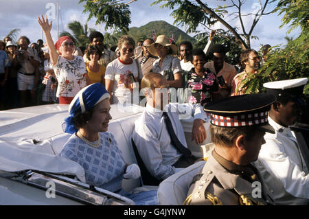 Königin Elizabeth II. Fährt in Tortola im offenen Auto, als sie zu Beginn ihrer Silberjubiläum-Tour durch die Karibik die Britischen Jungferninseln besuchte. Stockfoto